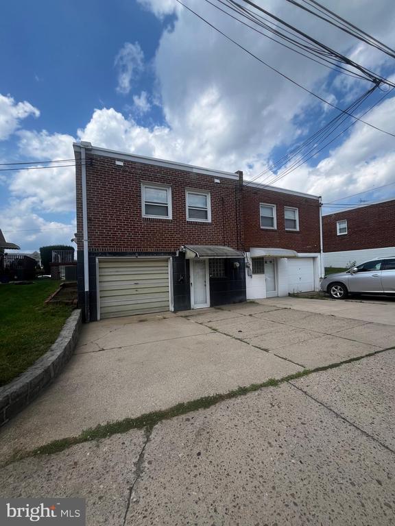 8905 Revere St in Philadelphia, PA - Foto de edificio - Building Photo