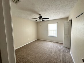 5953 NE 62nd Court Rd in Silver Springs, FL - Building Photo - Building Photo