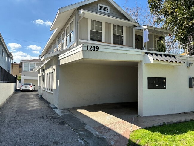 1219-1221 S Lake St in Burbank, CA - Building Photo - Building Photo