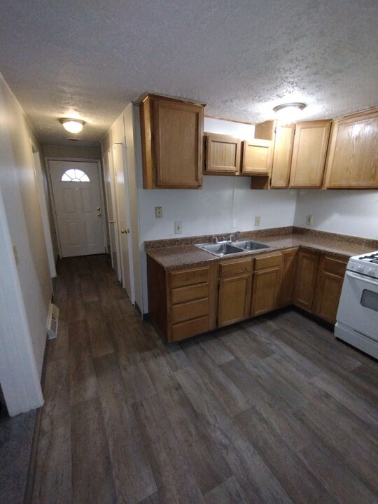 1085 Catskill Dr in Akron, OH - Building Photo