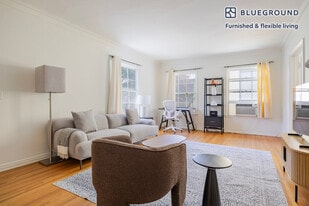 136 S Roxbury Dr in Beverly Hills, CA - Building Photo