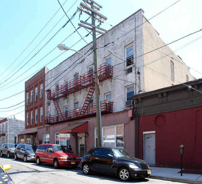 415-417 37th St in Union City, NJ - Foto de edificio - Building Photo
