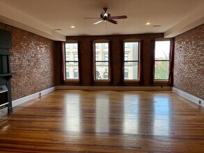 108 W Washington St, Unit A in Bloomington, IL - Building Photo - Building Photo