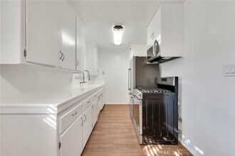 14728 W Magnolia Blvd in Sherman Oaks, CA - Building Photo - Building Photo