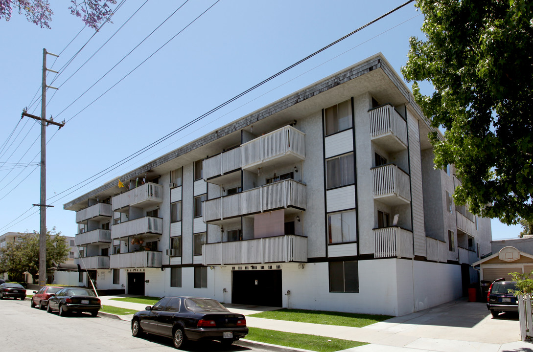 Newport Plaza in Long Beach, CA - Building Photo