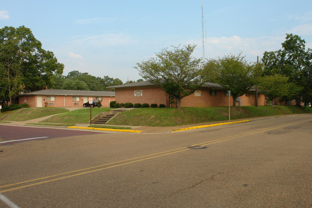 106 W Main St in Clinton, MS - Foto de edificio