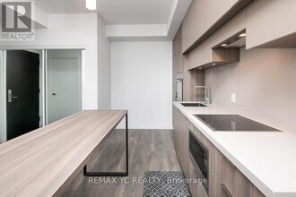 8 Eglinton Ave E in Toronto, ON - Building Photo - Building Photo
