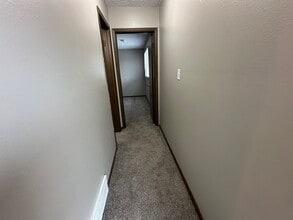 941 Emmons St in Hiawatha, IA - Building Photo - Building Photo