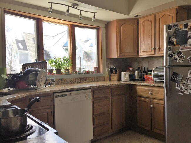 34 Parkdale St, Unit 1 in Somerville, MA - Building Photo - Building Photo