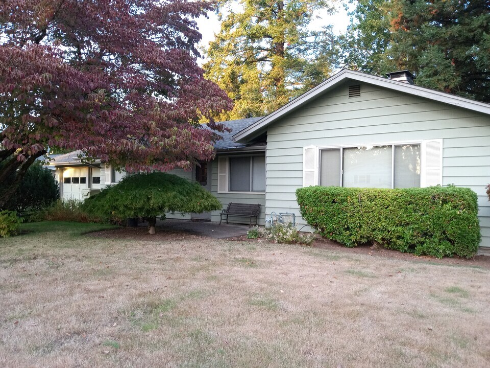 9387 SW Washington St in Portland, OR - Building Photo
