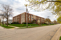 Hartwell Place Apartments in Waukesha, WI - Foto de edificio - Building Photo