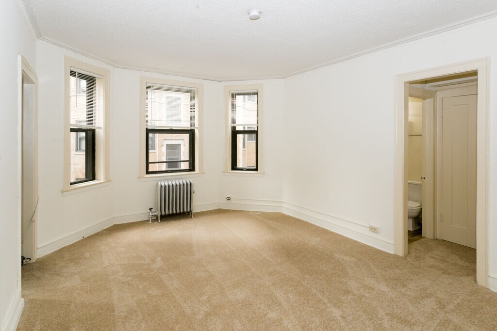 Lakeside Grant Manor Apartments in Chicago, IL