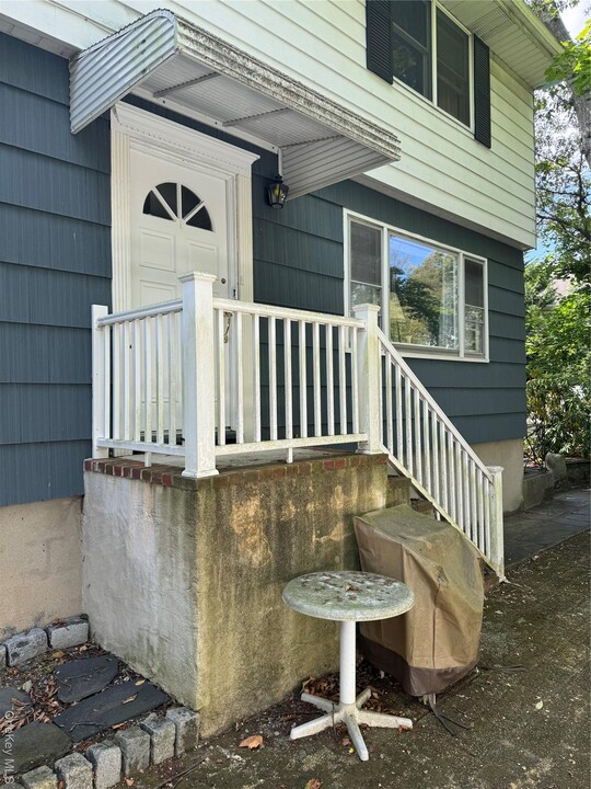 7 Dickinson Ave in East Northport, NY - Building Photo
