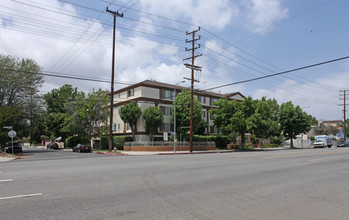 Woodley Apartments in Van Nuys, CA - Foto de edificio - Building Photo