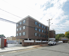 947 Hope St in Stamford, CT - Foto de edificio - Building Photo