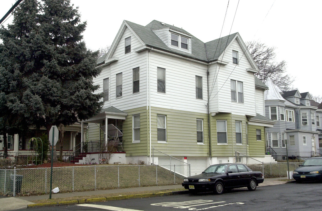 666 E 28th St in Paterson, NJ - Building Photo