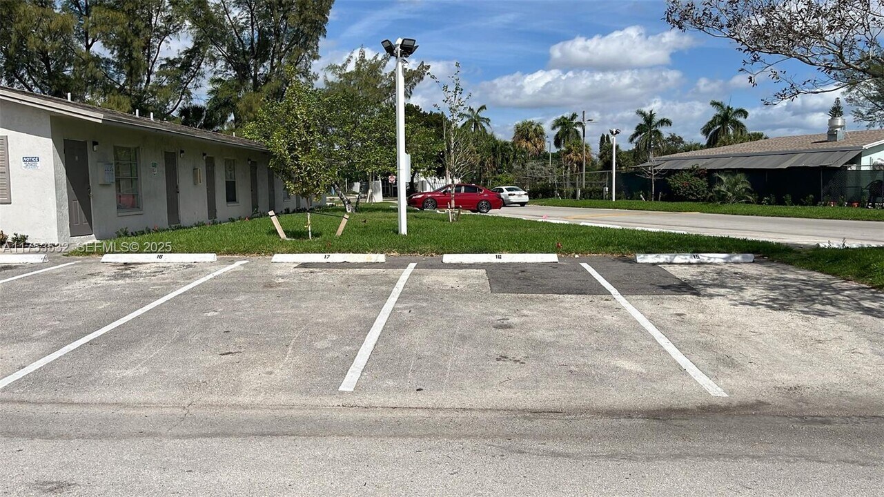 550 NE 44th St in Pompano Beach, FL - Building Photo