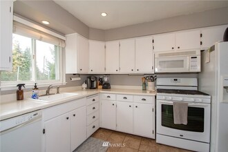 3002 Elwood Dr W in University Place, WA - Building Photo - Building Photo