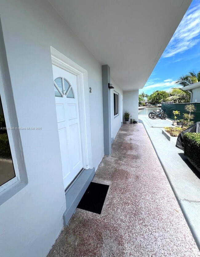 8271 Crespi Blvd in Miami Beach, FL - Building Photo - Building Photo