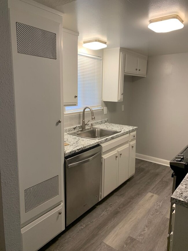 5612 Hillsdale Blvd in Sacramento, CA - Building Photo - Building Photo