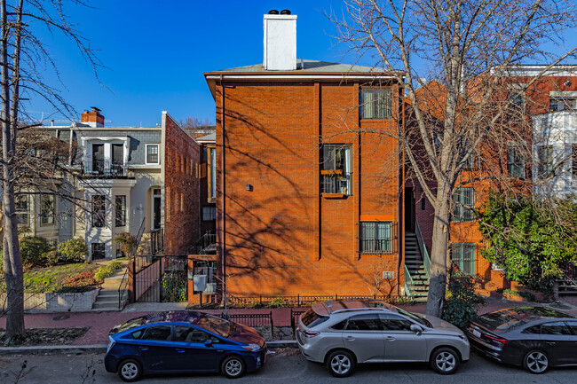 1435 Corcoran St Nw in Washington, DC - Foto de edificio - Building Photo