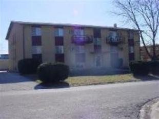 Robinhood Apartments in Bloomington, IL - Building Photo