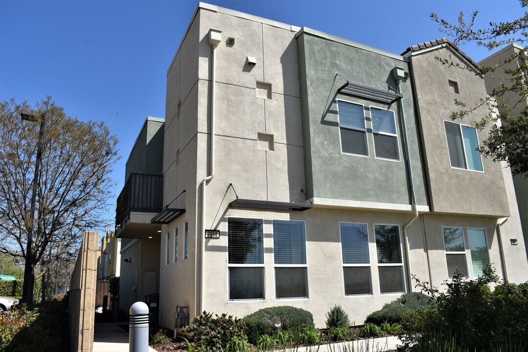 3998 E Commerce Way in Sacramento, CA - Building Photo