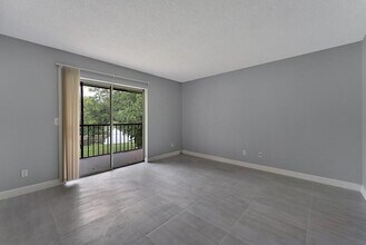 1430 Meadows Cir W, Unit 1430 in Boynton Beach, FL - Foto de edificio - Building Photo