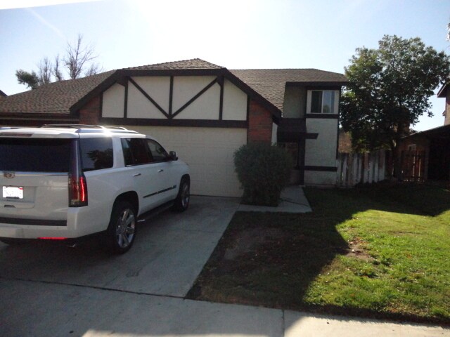 16916 Shinedale Dr in Santa Clarita, CA - Building Photo