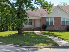 1304 Montego Ct in Albany, GA - Building Photo - Building Photo