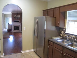 401 Cambrian Ridge Dr in Pelham, AL - Building Photo - Building Photo