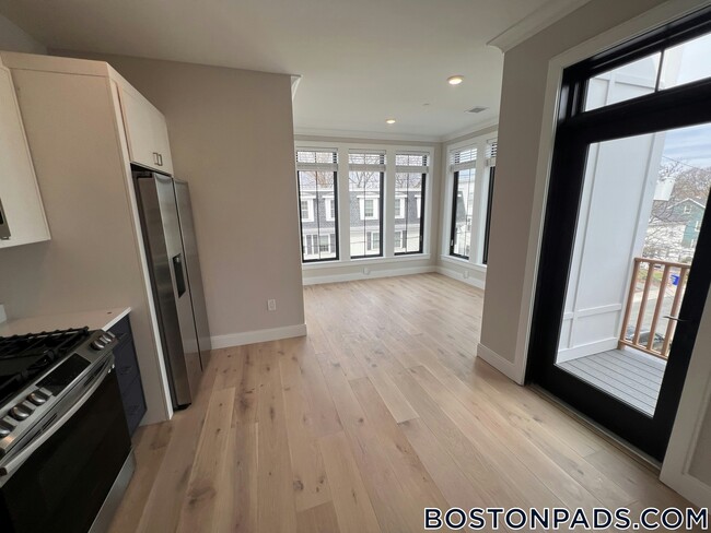 157 Everett St, Unit 302 in Boston, MA - Building Photo - Building Photo