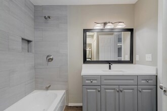 Fiona Apartment Homes in Irving, TX - Foto de edificio - Building Photo