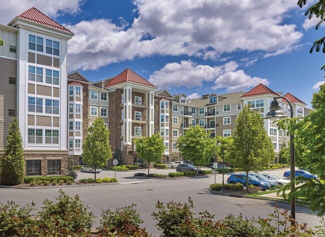 Vermella Lyndhurst in Lyndhurst, NJ - Foto de edificio - Building Photo