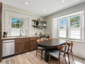 77 Coggeshall Ave in Newport, RI - Building Photo - Building Photo