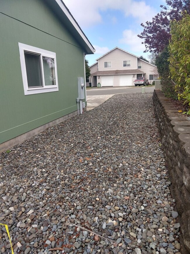 949 Blanco Ave in Coos Bay, OR - Foto de edificio - Building Photo