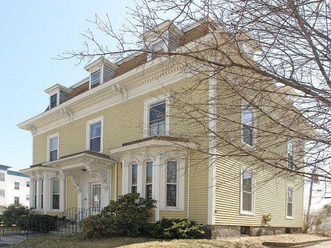 341 Hanover St in Manchester, NH - Foto de edificio - Building Photo