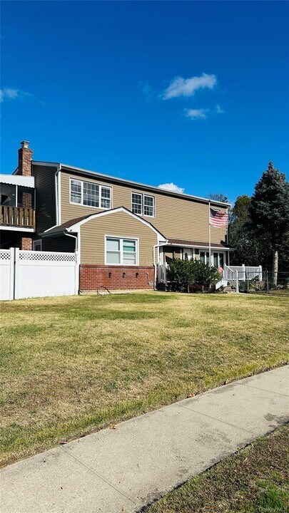 3013 Lawrence Dr in Wantagh, NY - Building Photo