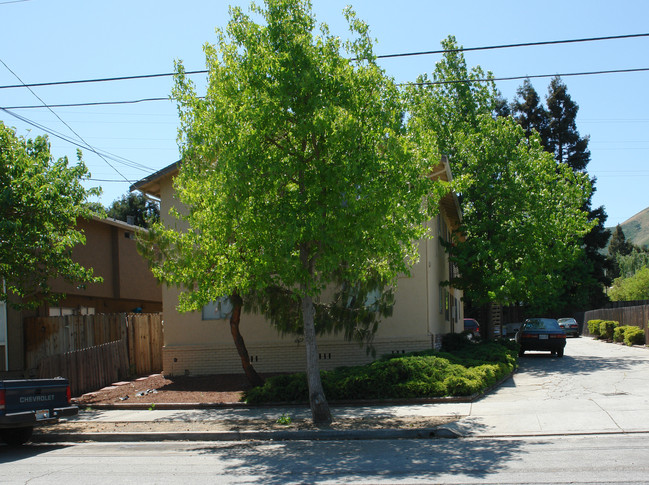 16915 Barnell Ave in Morgan Hill, CA - Foto de edificio - Building Photo