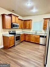 1985 Boatswain Dr in Hampton, GA - Foto de edificio - Building Photo