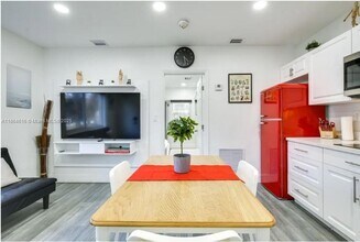 17001 NE 20th Ave, Unit 1 in North Miami Beach, FL - Foto de edificio - Building Photo