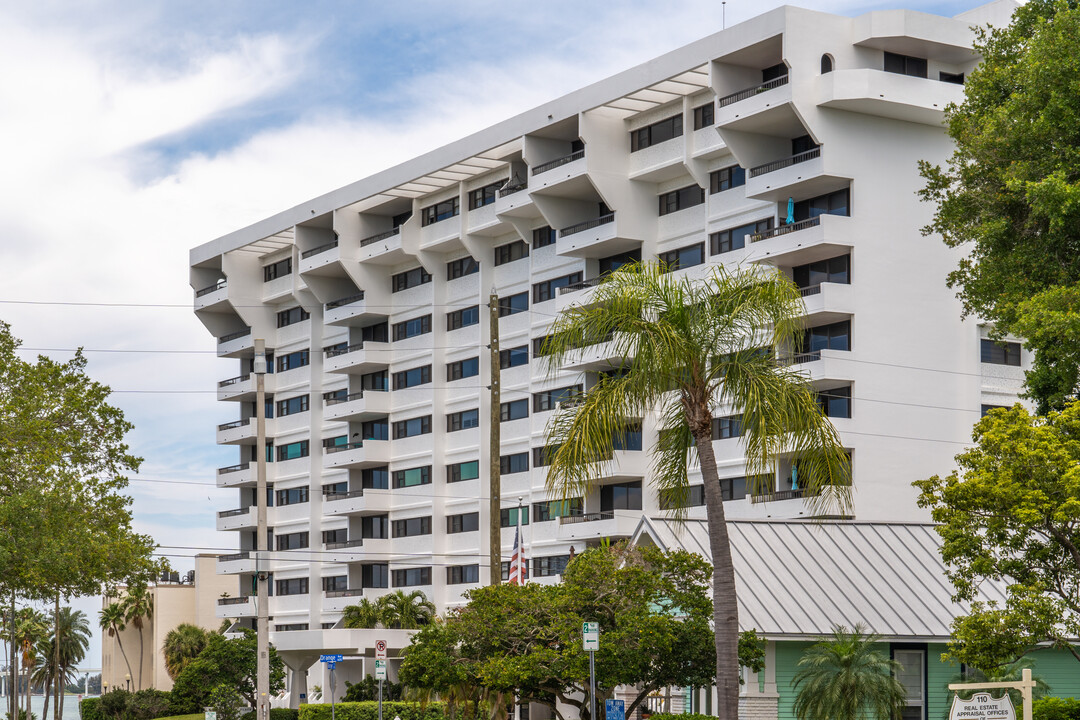 Harbor Oaks Place in Clearwater, FL - Building Photo