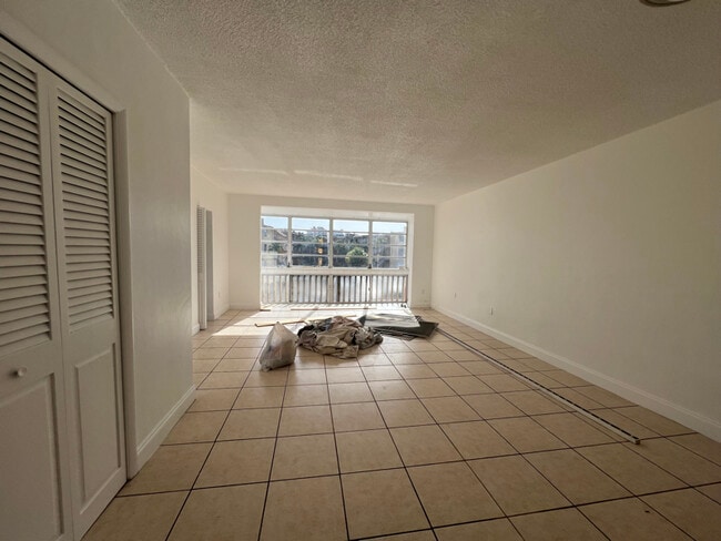 1591 NE Miami Gardens Dr in Miami, FL - Building Photo - Building Photo