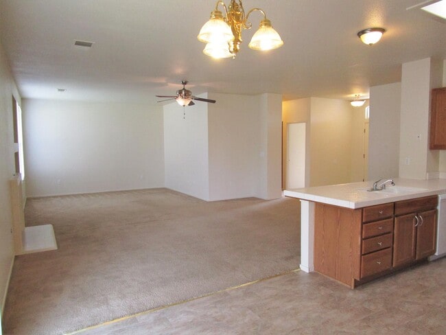 2777 Stonecrest Way in Hanford, CA - Building Photo - Building Photo