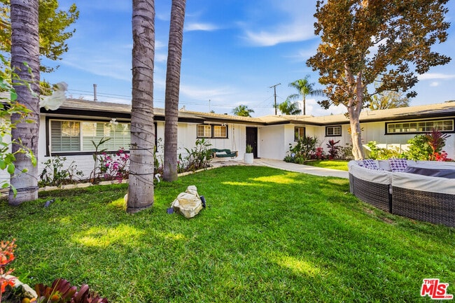 22428 Victory Blvd in Los Angeles, CA - Building Photo - Building Photo