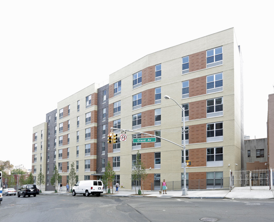 92 W Tremont Ave in Bronx, NY - Building Photo