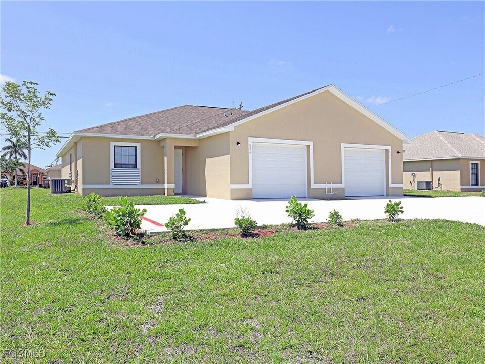 826 Gleason Pkwy in Cape Coral, FL - Foto de edificio