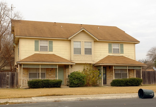 11603 Capotillo in San Antonio, TX - Foto de edificio - Building Photo