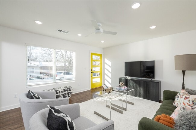 568 E Rebecca St in Fayetteville, AR - Building Photo - Building Photo