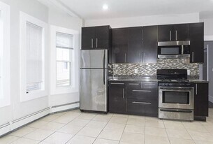 1000 Memorial Dr, Unit 2F in Cambridge, MA - Building Photo